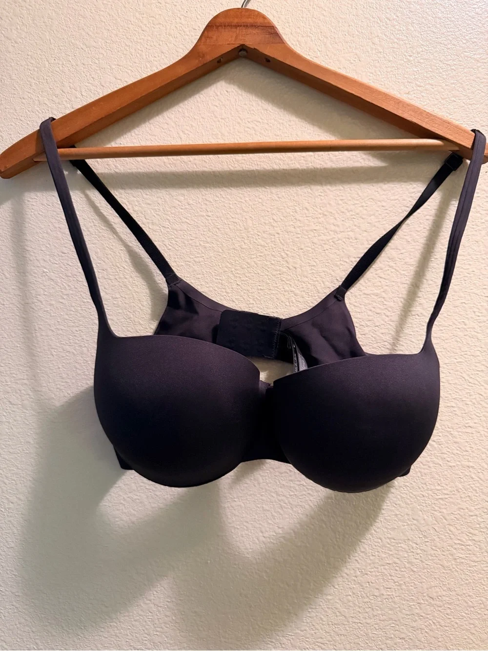 SKIMS Black Seamless Plunge Bra - Picture 5 of 8